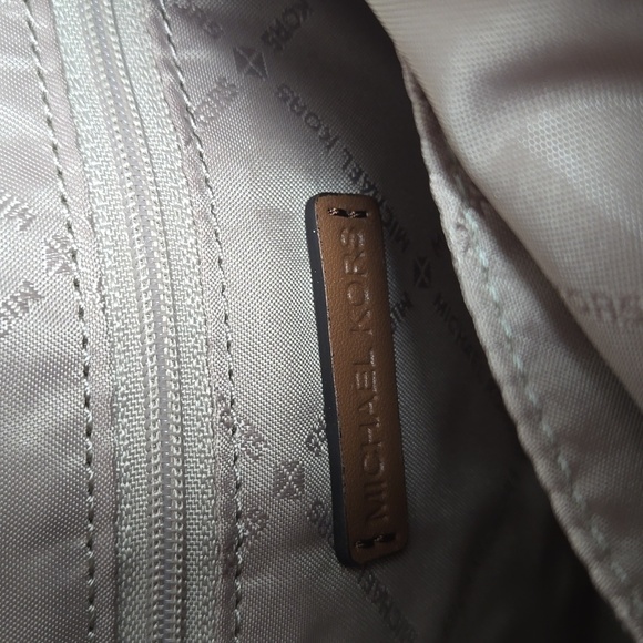 Michael Kors Gabby Small Crossbody bag NWT - Picture 5 of 8